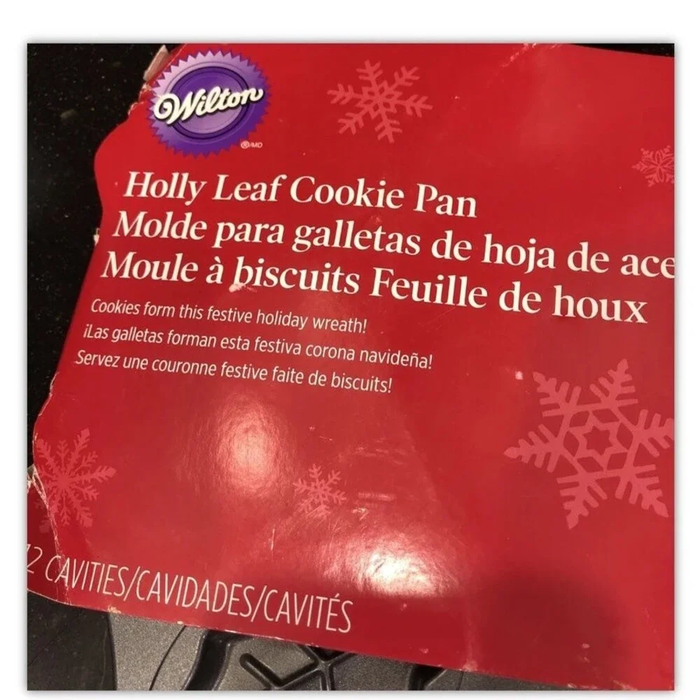 WILTON HOLLY LEAF & BOW WREATH 15